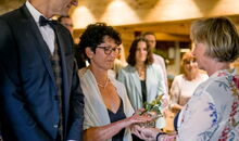 Eltern segnen die Ringe für Berghochzeit