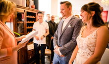 Traurednerin Silvia Schäfler befragt Brautpaar bei seiner freien Trauung in Augsburg