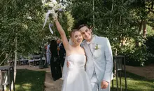 Auszug des Brautpaares nach der freien Trauung in Frankreich