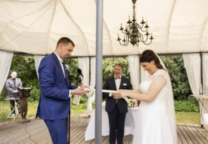 Das Brautpaar bindet den Knoten: freie Trauung im Pavillon des Gutsgasthof Stangl