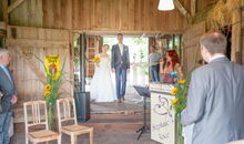 Einzug des Brautpaares: freie Trauung in der Scheune des Kulturhofs Erpfenhausen