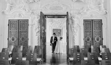 Einzug des Brautpaares in den Preysingsaal zur freien Trauung auf Schloss Hohenaschau