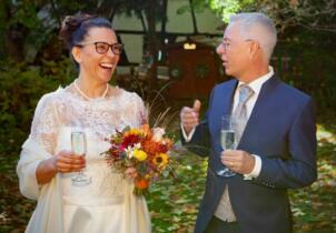 Heiraten im Oktober - freie Trauung mit buntem Herbstlaub im Garten