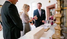 der weltliche Hochzeitsredner Markus Schäfler bei einer freien Trauung in der Schlosskapelle von Schloss Walkershofen