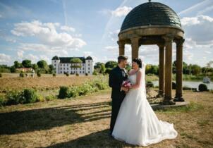 Brautpaar im Schlosspark von Schloss Walkershofen nach der freien Trauung mit Trauredner Markus Schäfler