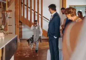 Bringing of the rings in an English wedding ceremony in Bavaria