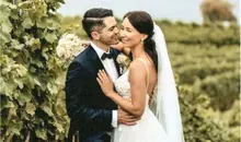 Hochzeitspaar im Weinberg am Bodensee