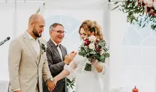 Hochzeit in der Alten Mühle Roggenburg: Auszug des Brautpaares am Ende der Trauungszeremonie