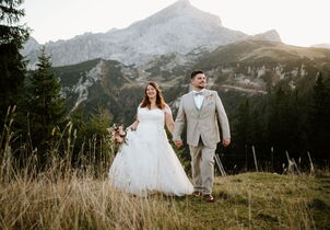 Heiraten in den Bergen: freie Trauung am Kreuzjochhaus mit der Alpspitze im Hintergrund