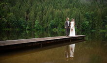 Heiraten in Garmisch-Partenkirchen: Brautpaar nach der freien Trauung am Pflegersee