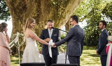 Unter einem gewaltigen, jahrhundertealten Baum gab sich das Paar in einer freien Trauung das Ja-Wort.