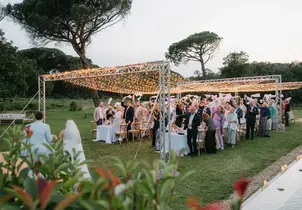 Willkommen des Brautpaares bei Hochzeit in Frankreich