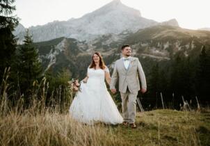 Heiraten in den Bergen: freie Trauung am Kreuzjochhaus mit der Alpspitze im Hintergrund