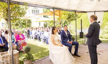 Heiraten im Gutsgasthof Stangl, Neufarn-Vaterstetten: freie Trauung im Garten