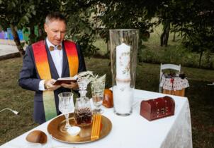 freier Theologe Markus Schäfler segnet das Weihwasser vor der orthodoxen Trauzeremonie