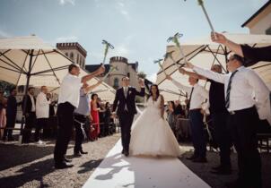 Trauungszeremonie am Schloss Igling - Auszug des Brautpaares