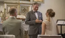 Freier Theologe Markus Schäfler bei Trauung auf der Waldburg