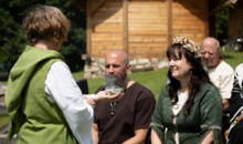 Traurednerin Silvia Schäfler führt das Reinigungsritual bei Wikingerhochzeit im Burgenland durch