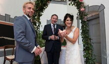 Die Braut verabschiedet ihren alten Namen, indem sie ihn einer Handvoll Blütenblätter übergibt.