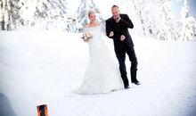 magischer Moment im Schnee - Einzug zur freien Trauung