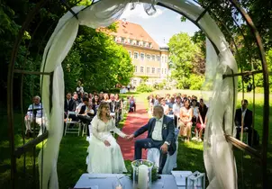 Hochzeitspaar und Gäste bei der freien Trauung auf Schloss Blumenthal