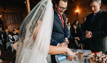 Ein jüdisch-christliches Hochzeitspaar heiratet in einer freien Trauung mit einem freien Theologen.