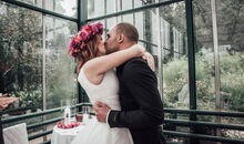 Brautpaar bei einer freien Trauung von Heiraten ist mehr in der Orangerie Bad Endorf