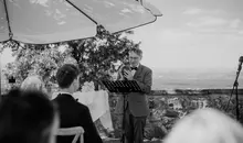 bilingual wedding celebrant Markus Schäfler gives a wedding speech in English and German
