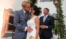 Nach der Vermählung, die in einer freien Trauung stattfand, küsst sich das Brautpaar