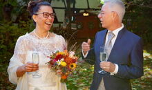 Heiraten im Oktober - freie Trauung mit buntem Herbstlaub im Garten