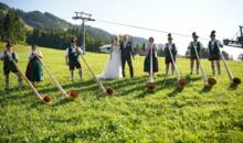 Brautpaar mit Alphornbläsern vor Allgäuer Bergkulisse: freie Trauung auf der Meckatzer Sportalp, Oberjoch bei Hindelang im Allgäu