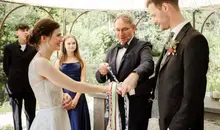 Handfasting bei der freien Trauung in der Waldgaststätte Filzenklas in Tuntenhausen