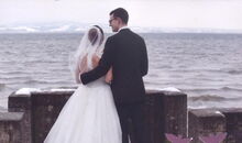 Winterhochzeit in Langenargen am Bodensee: Das Brautpaar blickt auf den See