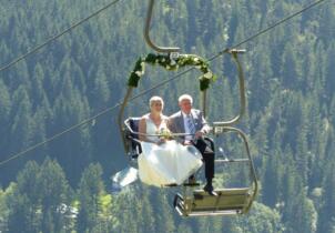 Berghochzeit auf der Sonna-Alp im Kleinwalsertal, Vorarlberg: Die Braut und ihr Vater kommen mit dem Sessellift