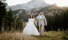 Heiraten in den Bergen: freie Trauung am Kreuzjochhaus mit der Alpspitze im Hintergrund