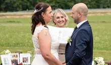 Traurednerin für Hochzeit auf dem Hasenöhrlhof