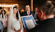 Der freie Theologe verliest und überreicht die Ketubba in der freien Trauung eines jüdisch-christlichen Paares.