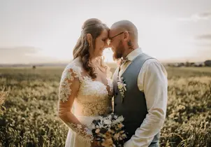 Brautpaar feiert Bohohochzeit in der Mittelstetter Mühle