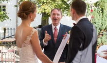 Hochzeitsredner Markus Schäfler präsentiert das frisch vermählte Ehepaar.