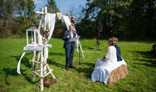 Hochzeitsredner Markus Schäfler bei der Ansprache in der freien Trauung auf einer Wiese