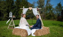 Brautpaar bei der freien Trauung auf einer Wiese