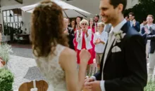 Gäste applaudieren dem Hochzeitspaar bei der Hochzeit in der Weilachmühle Altomünster
