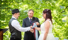 freier Theologe Markus Schäfler vollzieht die Vermählungszeremonie in der freien Trauung