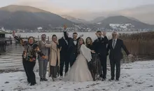 Brautpaar mit Familie bei Winterhochzeit am Tegernsee