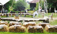 Auf der Wiese Bohohochzeit feiern