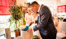 Freie Trauung Augsburg: Ehepaar pflanzt Ehebaum