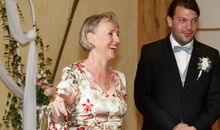 Traurednerin + Bräutigam vor Trauzeremonie im Gasthof Hartl