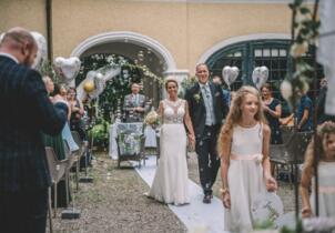 Auszug des Brautpaares nach der freien Trauung - Hochzeit im Wasserschloss Sandizell, Schrobenhausen