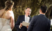 Hochzeitsredner Markus Schäfler bei der Befragung des Brautpaares