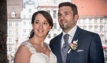 Brautpaar vor der Trauung vor dem historischen Rathaus in Landsberg am Lech